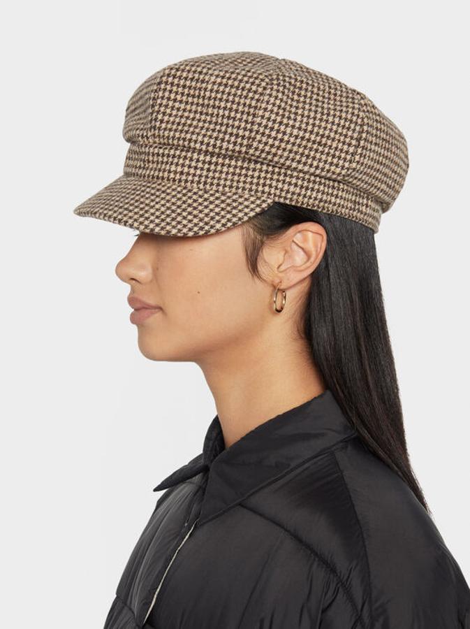 Boina de estampado de pata de gallo en tonos marones de Parfois (12,99 euros).