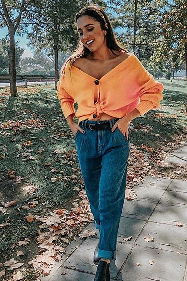 En un look romántico, con vaqueros slouchy y diadema. Así lleva la cárdigan Verónica Díaz (14,90 euros).