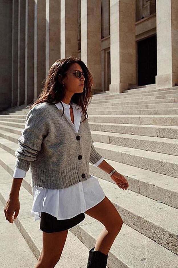 La influencer portuguesa lleva una cárdigan gris de C&A (14,90 euros).