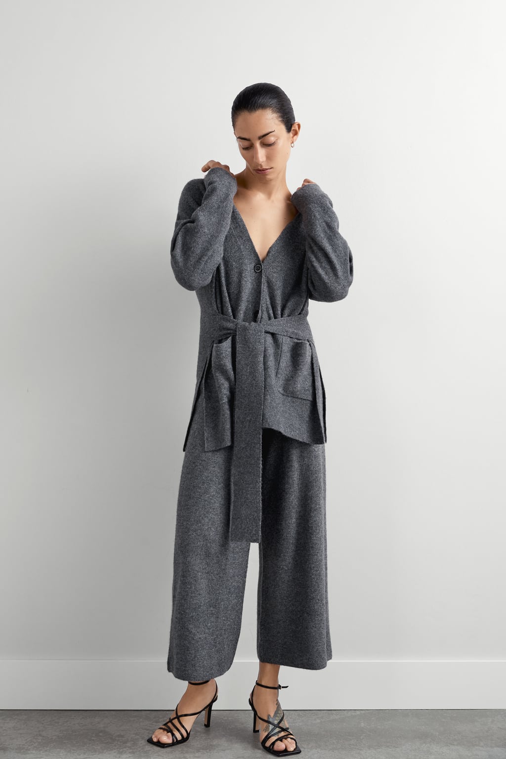 Chaqueta de punto y pantalones culotte en tono gris vigoré. 39,95 euros cada prenda.