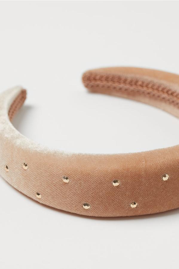 Diadema de terciopelo con brillantes de H&M (7,99 euros).