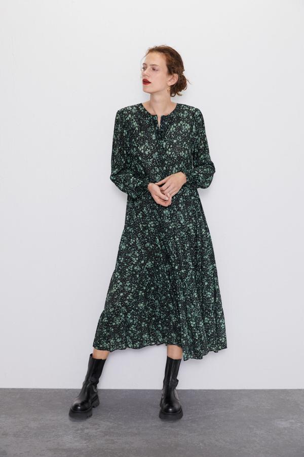 El verde militar es uno de los favoritos de Marta Ortega, que podría llevar este vestido premamá de Zara Mum (39.95 euros) durante su embarazo.