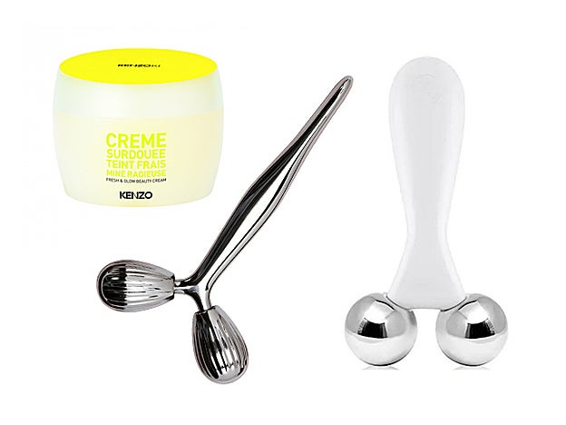 Crema Prodigiosa Rostro Radiante de Kenzo (49 €). Rodillo Face Moving de Payot (44 €). Masajeador Facial Revitalizante de The Body Shop (20 €).