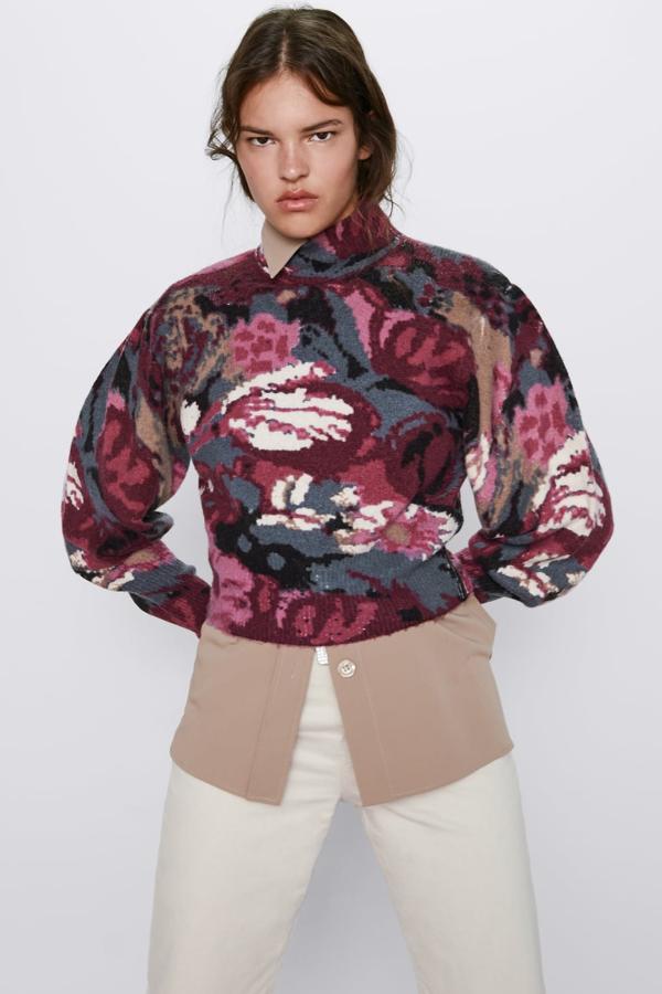 Jersey de punto con cuello subido y manga larga abullonada. Lleva un bonito estampado de grandes flores y acabados en rib (Zara, 29,95 euros).
