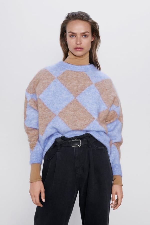 Jersey de punto confeccionado con tejido en mezcla de mohair y lana, con cuello redondo y manga larga. La combinación de colores y el dibujo de rombos es precioso (Zara, 49,95 euros).