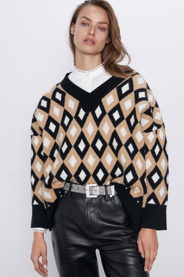 Otro jersey amplio con un dibujo de rombos que nos parece espectacular. Lleva escote pico y manga larga (Zara, 29,95 euros).