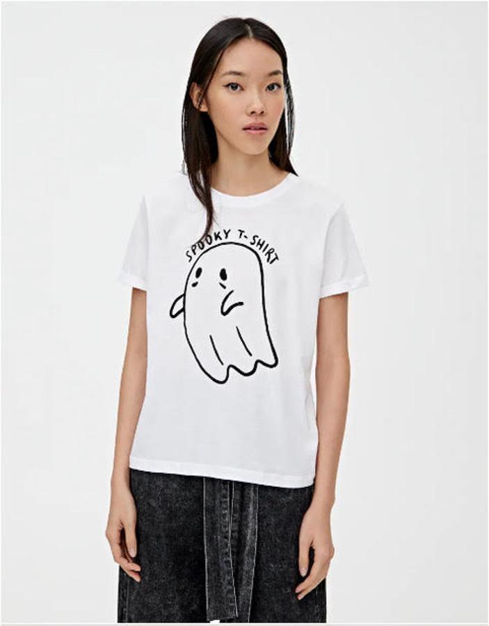 Por solo 4,99 euros podemos llevar el terror a nuestro armario gracias a esta sencilla camiseta con cuello redondo y mangas cortas  ilustrada con un simpático espectro .