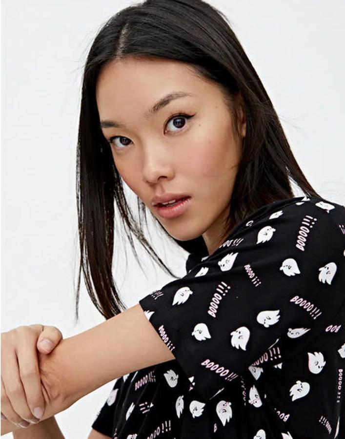 Esta simpática camiseta con print de fantasmas y “sustos” en contraste es la elección ideal si vives Halloween con discreción y alegría. Puede ser tuya por 5,99 euros.