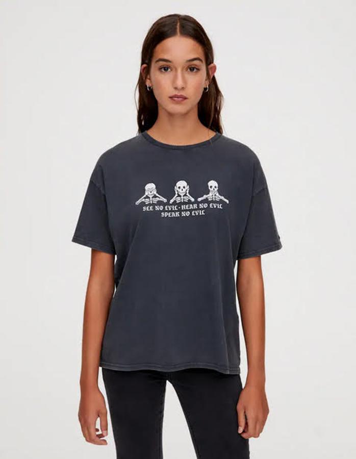Los tres monos sabios que no ven, no oyen y no hablan se convierten en tres simpáticos esqueletos en esta  camiseta negra desgastada que cuesta 12,99 euros  y empieza a agotarse en algunas tallas.