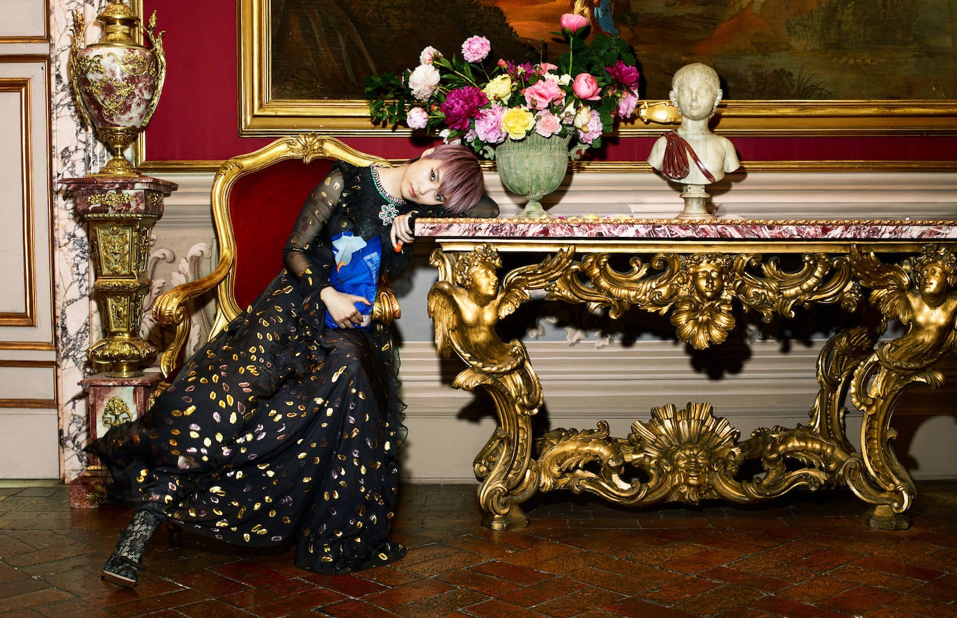 Las fotos de la campaña de Giambattista Valli x H&M han sido tomadas en varios escenarios de elegancia decadente de la ciudad natal del diseñador, en Roma.