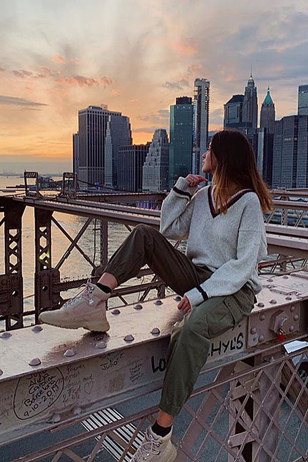 Los pantalones cargo y el jersey de pico de Pull&Bear que lleva Mery Turiel.