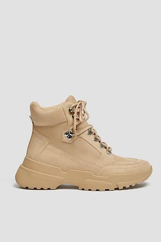 Botas de montaña color arena: perfectas para caminar sin perder estiilo.