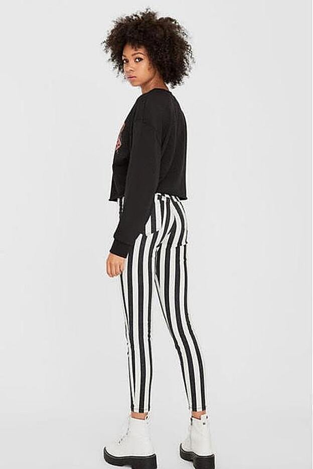 El modelo pitillo de Stradivarius con rayas anchas en blanco y negro ya se está empezando a agotar.