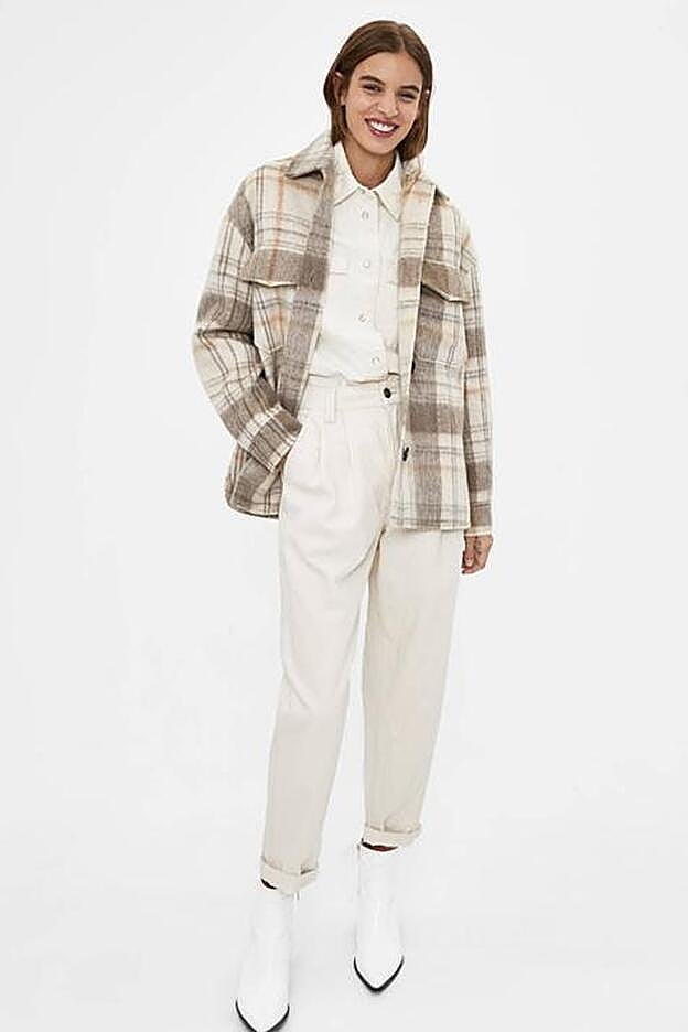 Esta es la sobrecamisa de Bershka en tonos arena (39,95 euros).