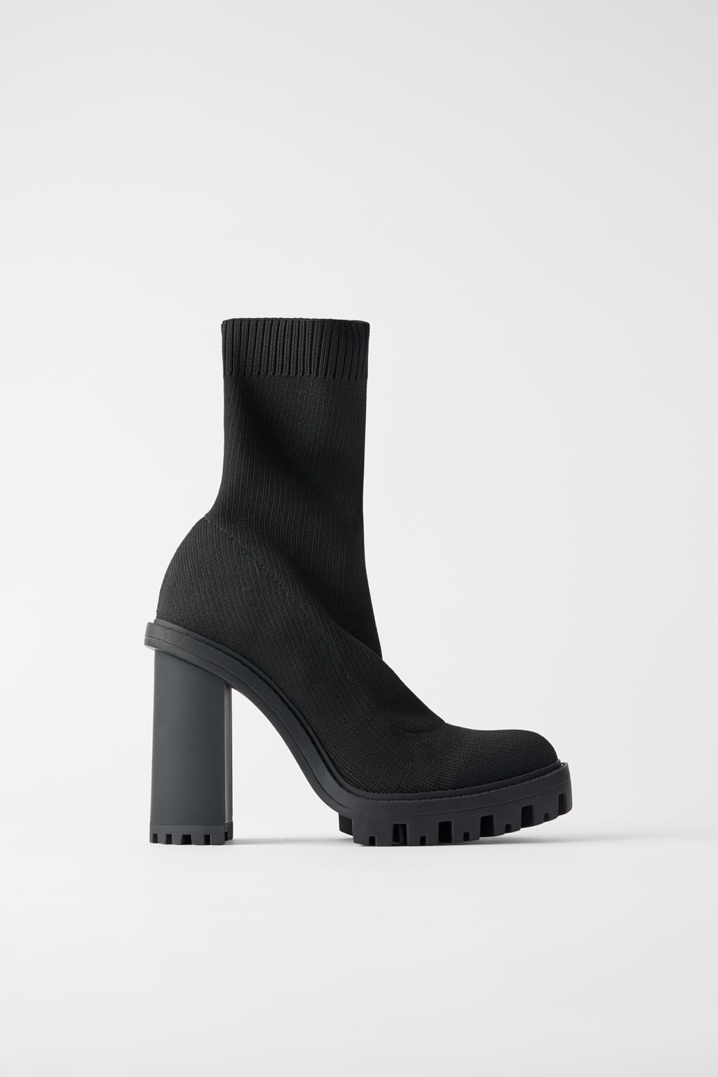 Botín efecto calcetín con suela track y tacón de... ¡12 centímetros! (39,95 euros).