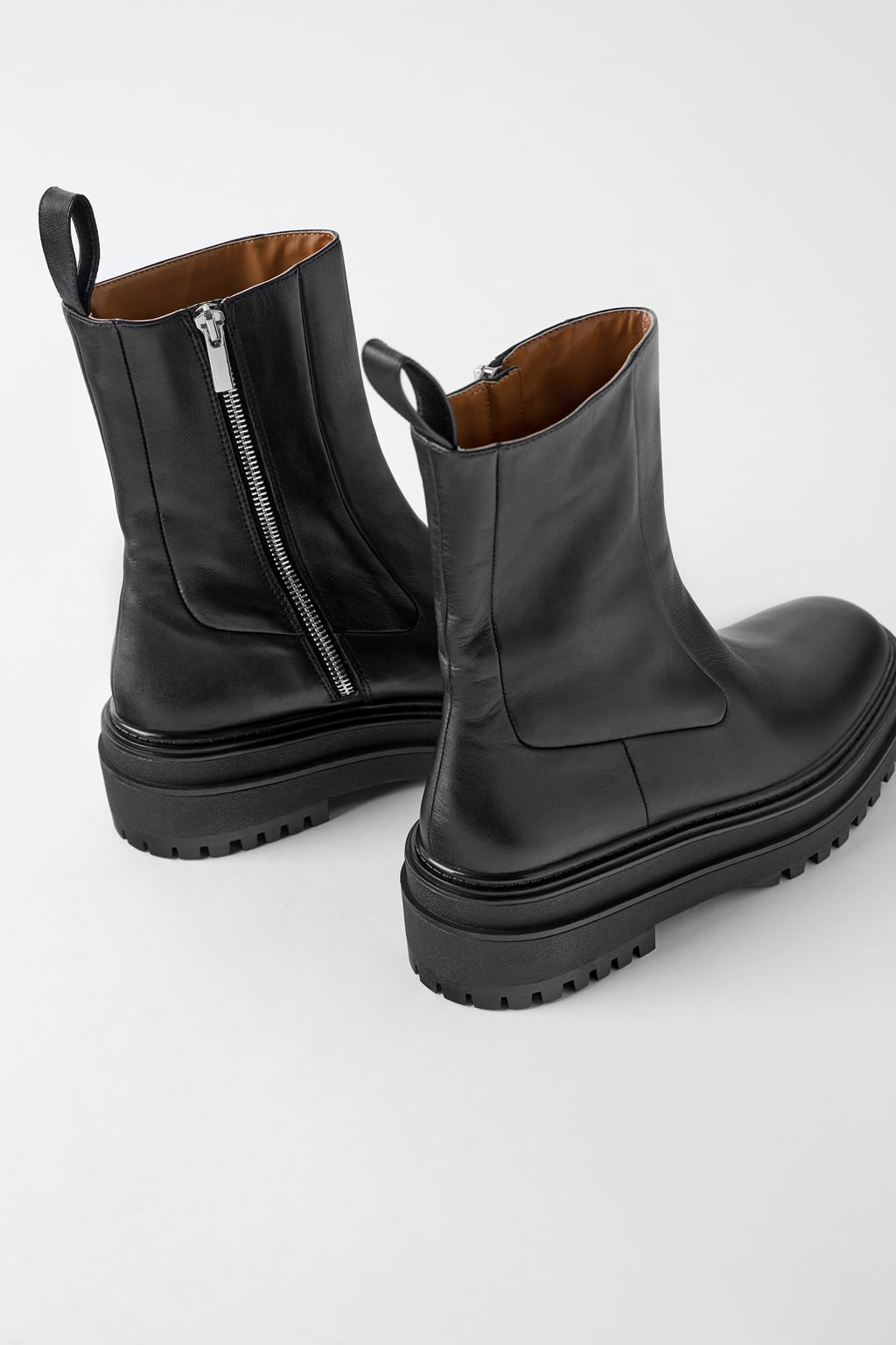 Estos botines son uno de los más buscados de Zara y los que más utilizan los estilistas de la firma de Inditex para combinar con otros looks de la página web. ¡Son una pasada! (79,95 euros)