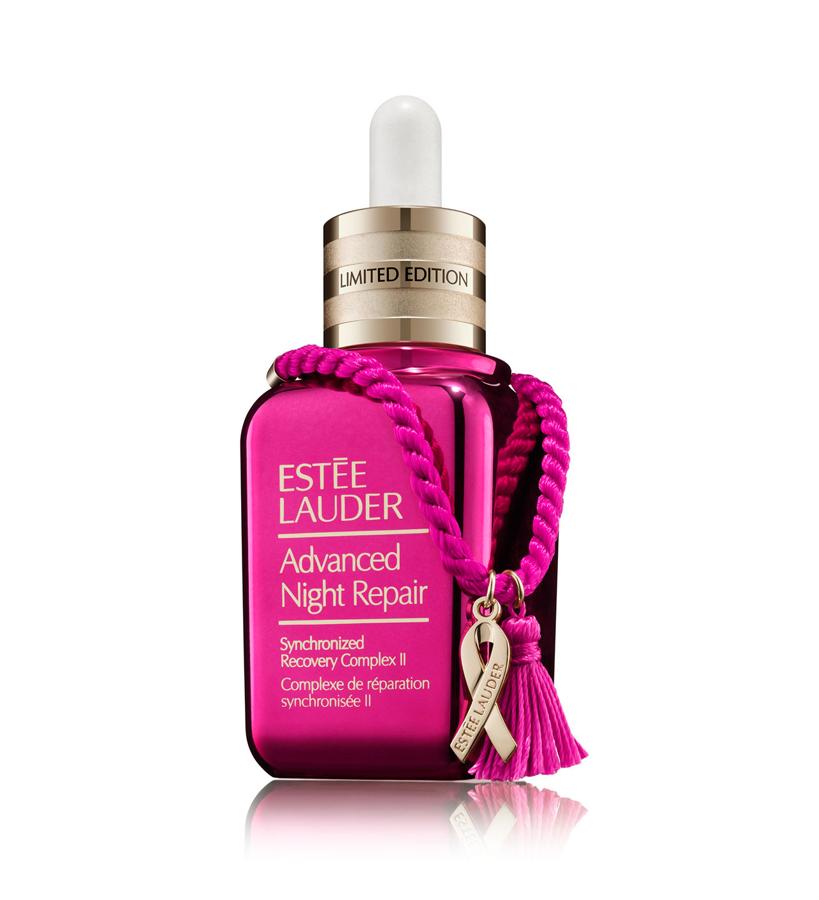 Este suero reparador yuda a maximizar la restauración natural de la piel durante la noche y revela un rostro radiante, más joven y renovado. El 100% del beneficio de la venta de este producto se destinará a la investigación médica sobre el cáncer de mama.  Advanced Night Repair Synchronized Recovery Complex II with Pink Ribbon Bracelet de Estée Lauder  (114 €).