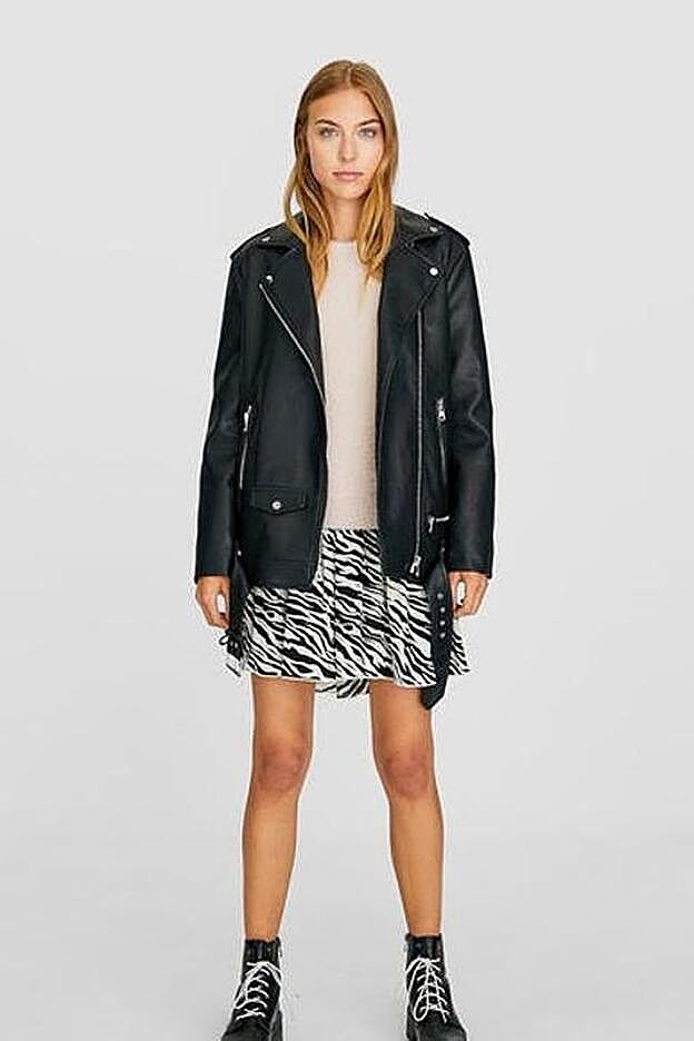 El jersey tipo peluche queda ideal con una cazadora de cuero encima.