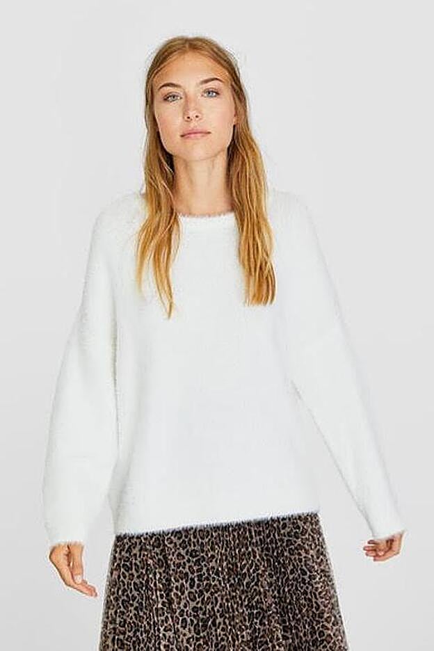 Jersey de efecto peluche, de Stradivarius (19,99b euros).