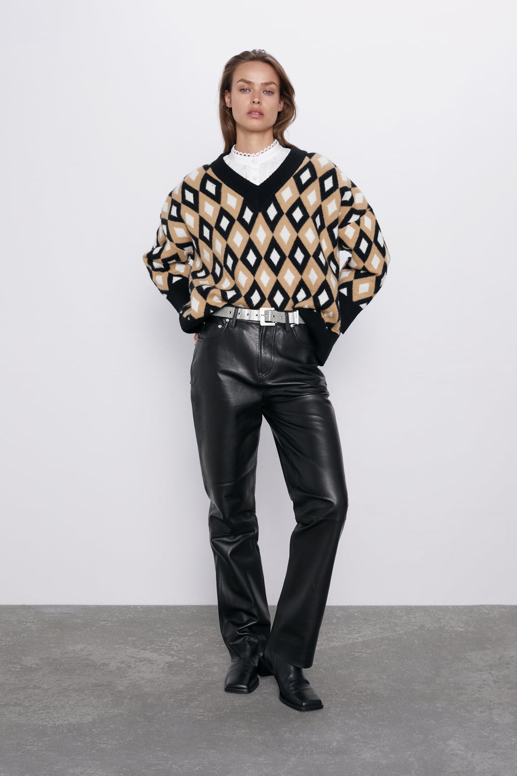 Este jersey de rombos con escote a pico se va a convertir en el más vendido de la temporada y va a arrasar en Instagram. Tiempo al tiempo... (29,95 euros).