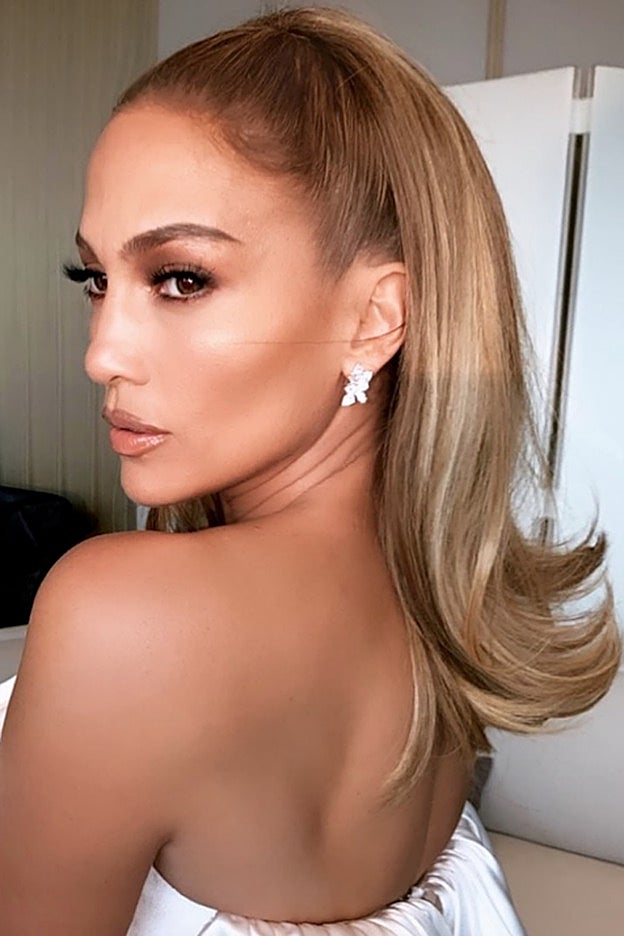 El recogido años 60, actualizado para que lo luzca Jennifer López.