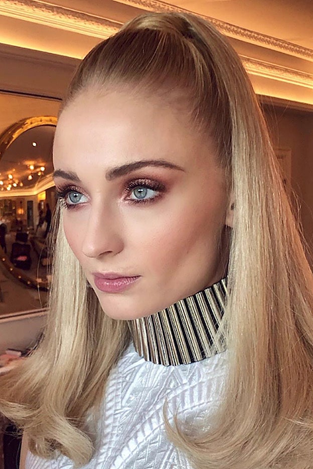 Sophie Turner está impresionante con este recogido años 60.