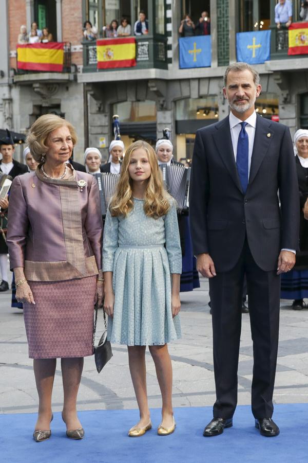 Leonor de Borbón ha debutado en los Premios Princesa de Asturias a la misma edad que su padre, el Rey Felipe. Con 13 años (cumple 14 el 31 de octubre), la heredera ha pronunciado su primer discurso oficial, y ha acudido al Teatro Campoamor de Oviedo con un sencillo vestido de tweed brocado azul, el color insignia no solo del Principado de Asturias, sino del escudo de la Princesa de Asturias. De cuello redondo, cintura marcada en contraste y falda de tablas, la Princesa Leonor lo ha combinado con unas bailarinas doradas de Pretty Ballerinas y una favorecedora melena suelta con ondas, su peinado favorito en los últimos actos.