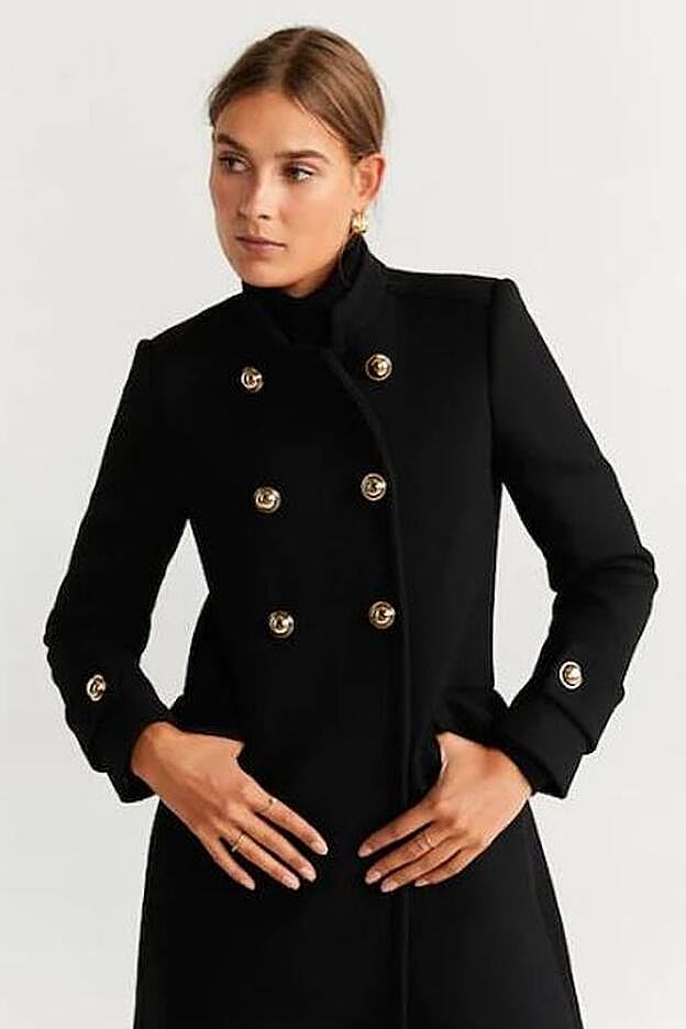 El abrigo que lleva María G. de Jaime es de Mango y cuesta 79,99 euros.