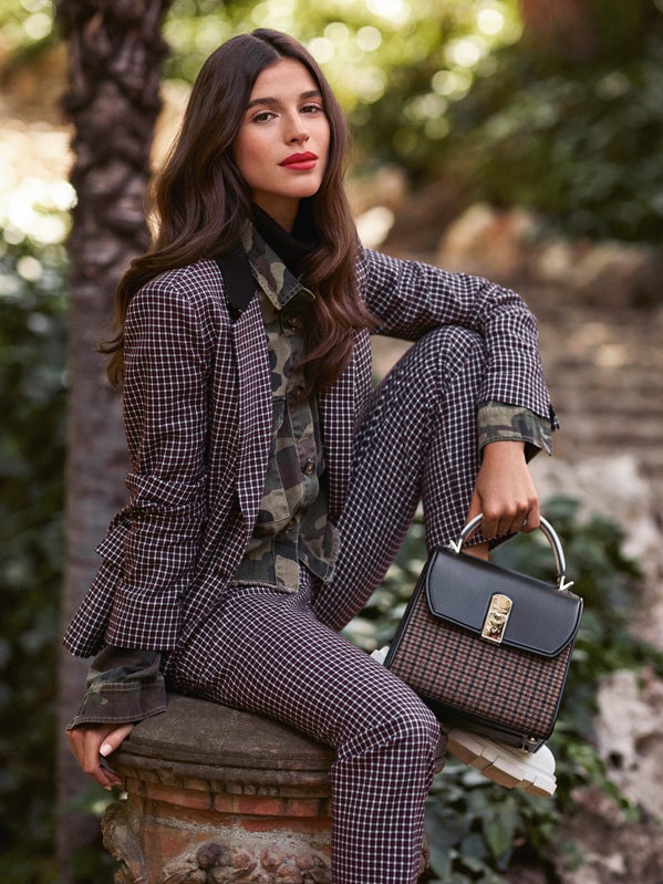 Chaqueta y pantalón de Liu Jo; cazadora de camuflaje, de Guess; y jersey de Pedro del Hierro. Los zapatos son de Robert Clergerie y el bolso, de Salvatore Ferragamo.