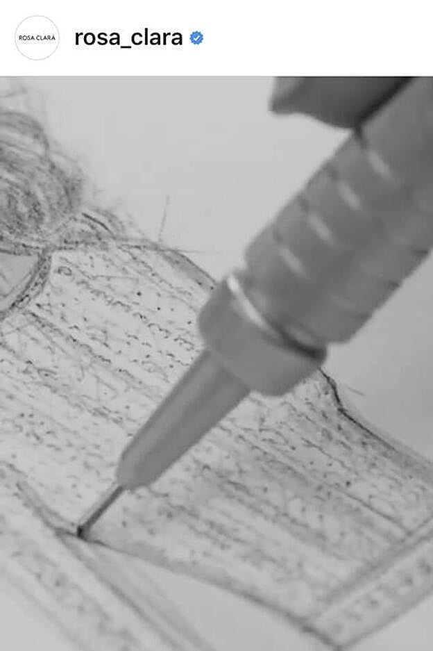 La diseñadora Rosa Clará ha explicado en un vídeo en sus redes sociales cómo ha sido el proceso de creacion del vestido de Xisca Perelló para su boda con Rafa Nadal.