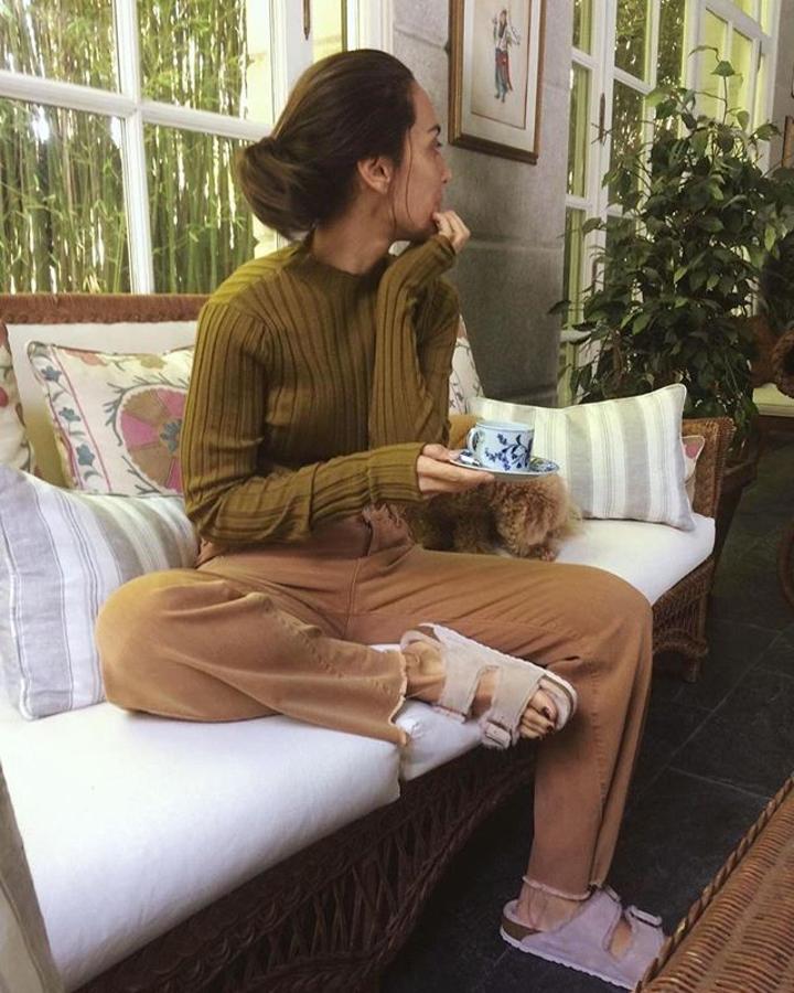 Los  vaqueros más cómodos y que mejor quedan  de la temporada son estos de Mango que lleva Tamara Falcó en color cámel.