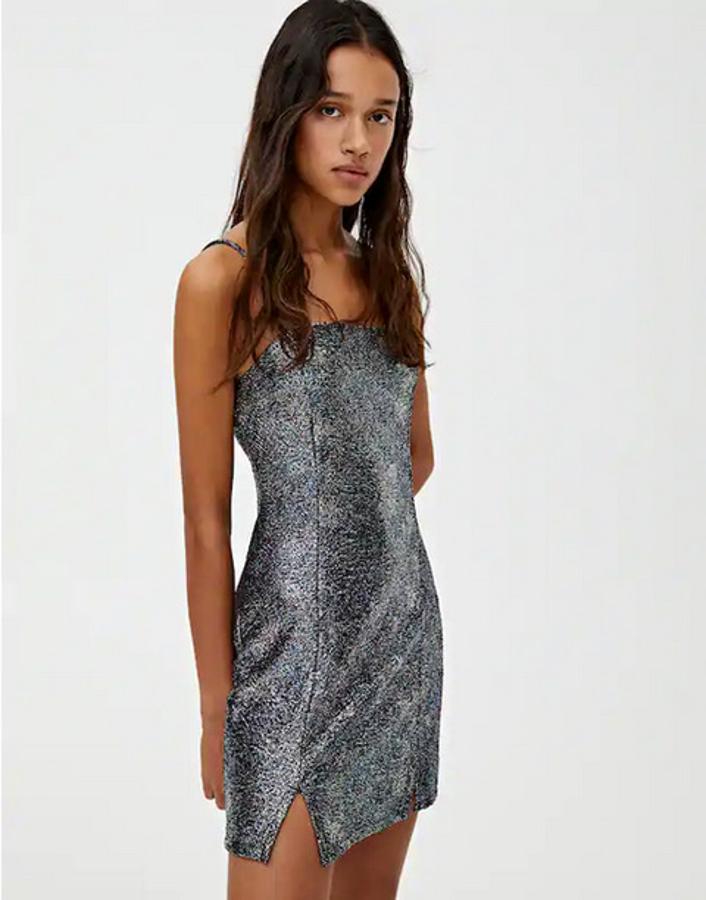 En Pull & Bear hemos encontrado el vestido ideal para aquellas que se sienten como pez en el agua entre brillos y purpurina. Con un escote recto y una pequeña abertura en uno de los laterales del vestido, por 15,99 euros podemos llevarnos a casa una prenda sencilla que, debidamente acompañada por una cazadora peluche y unas botas con cordones, será uno de los outfits de las noches más frías de los próximos meses.