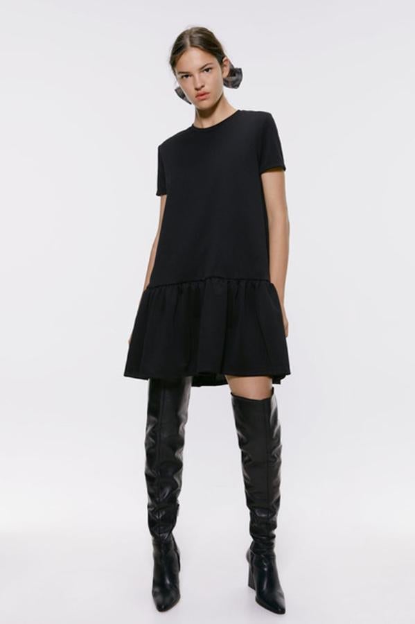 En Zara hemos encontrado nuestra cuarta opción, un vestido mini con cuello redondo y manga corta que tiene el bajo acabado en volante. Tal vez sea la menos nocturna de nuestras propuestas, pero por 17,95 euros además de meter en nuestro armario el "vestido negro pequeño" esencial en cualquier ropero, nos hacemos con una prenda que podemos ponernos todo el año y que, con unos cambios en los complementos, puede ser tremendamente versátil.