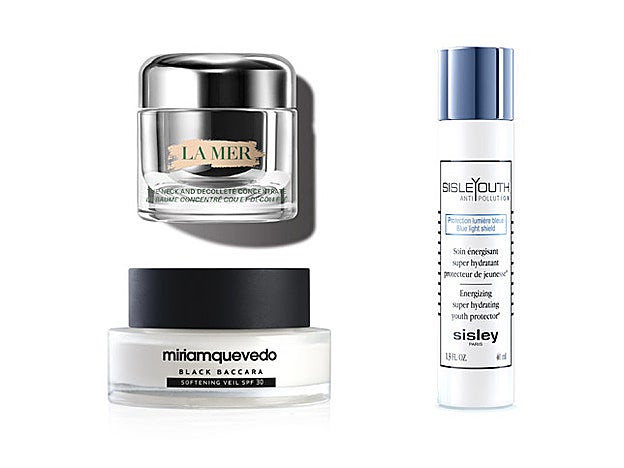 The Neck and Décolleté Concentrate de La Mer (260 €). SisleYouth Anti Pollution de Sisley (158 €). Black Baccara Softening Veil SPF 15 de Miriam Quevedo (120 €).