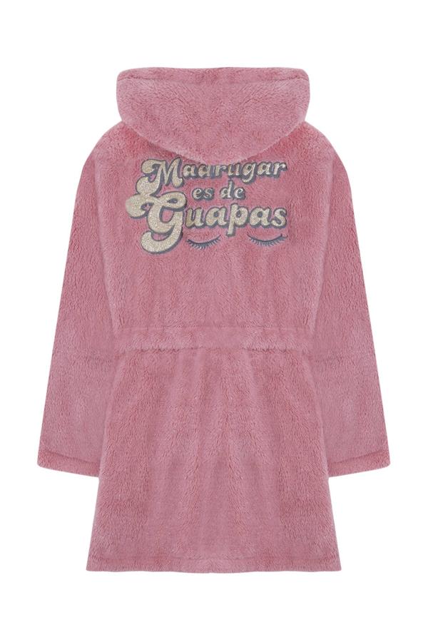 Bata de peluche con capucha, en un tono rosa fuerte, con el mensaje más famosos de La vecina rubia: "Madruugar es de guapas".