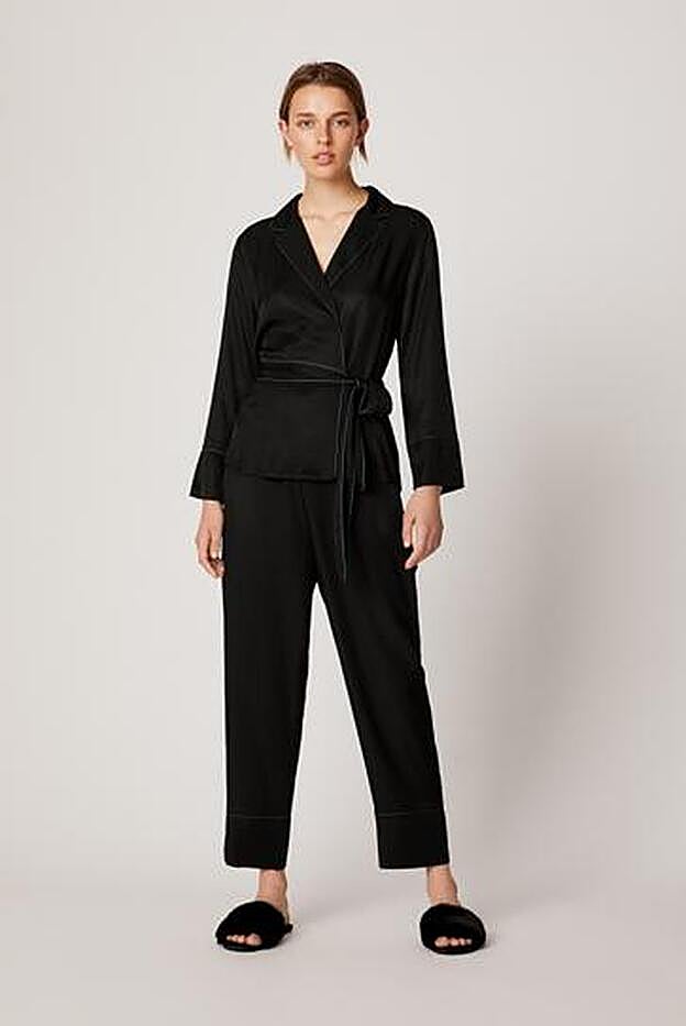 Pijama de Oysho: la camisa cuesta 29.99 euros y el pantalón, 22.99 euros.