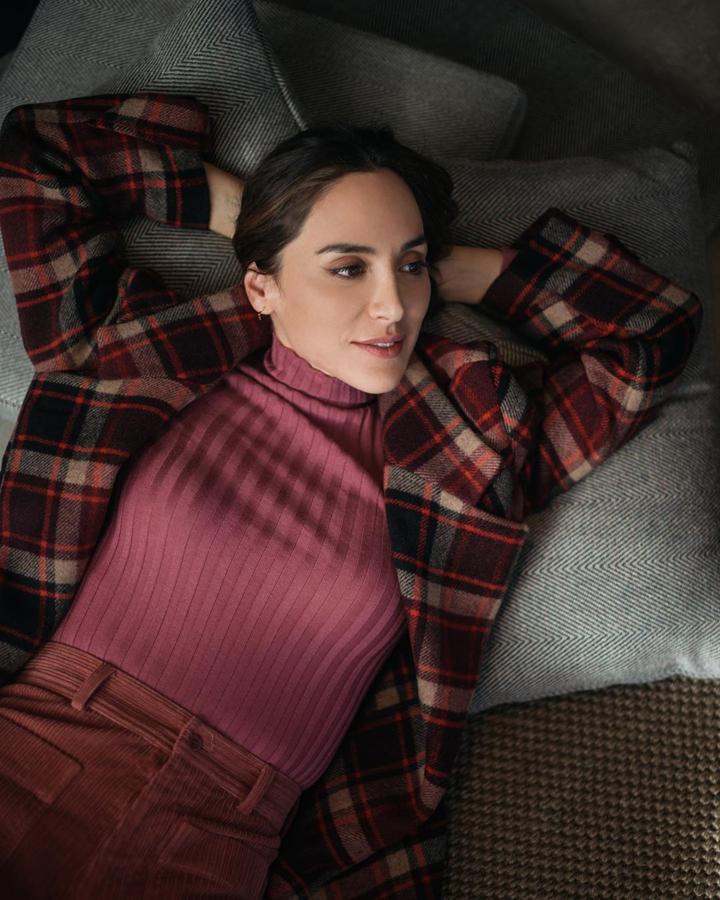 Tamara Falcó supo cómo reinventar la sobrecamisa de cuadros, la prenda más imprescindible del otoño,  con este look  protagonizado por un abrigo fluido de cuadros.