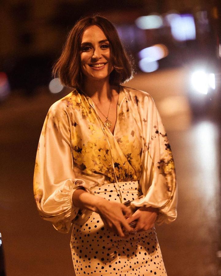 Los outfits de inivitada son la especialidad de Tamara Falcó y aquí lo demostró con una mezcla de estampados usando una falda de topitos y una blusa de flores. ¡Ideal!