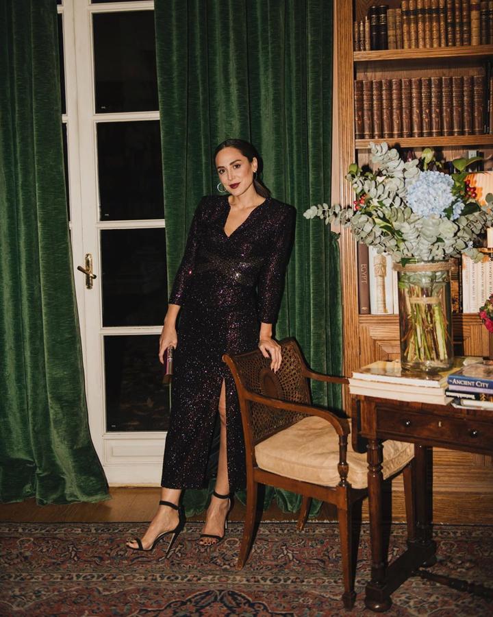 Este es sin duda uno de los looks de fiesta más bonitos de Tamara Falcó. Un vestido de lentejuelas de su propia firma.