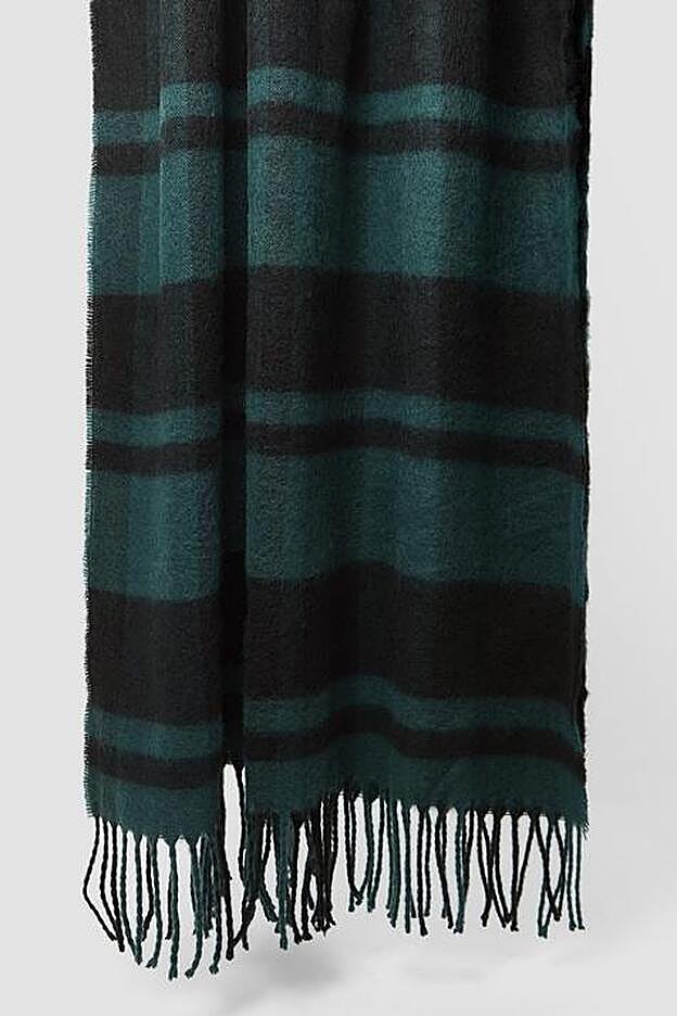 Aitana ha combinado la falda con esta bufanda de cuadros de Stradivarius.