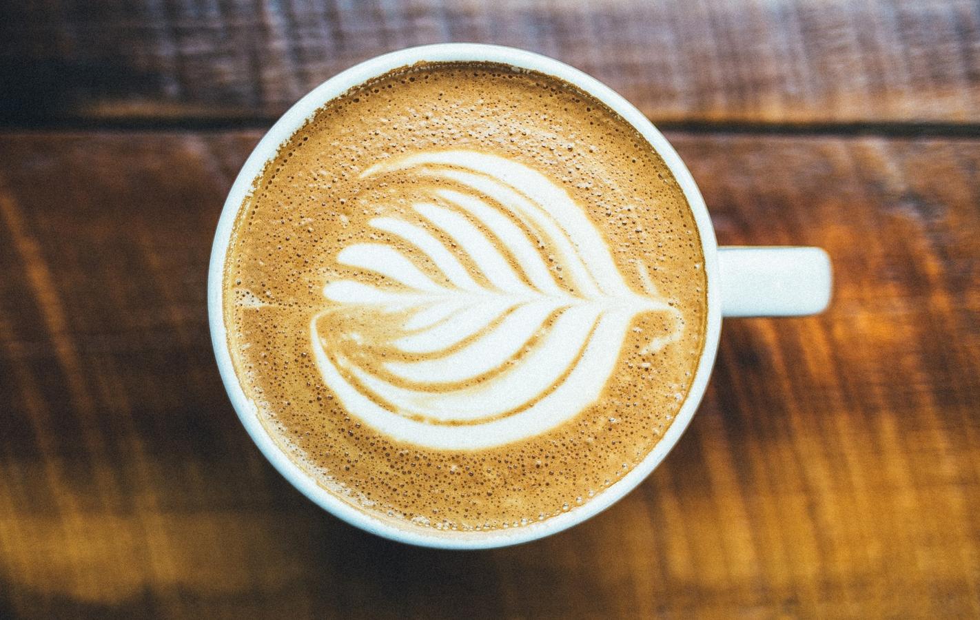 Tanto la cafeína como la teína son sustancias que pueden ayudar a subir la tensión de forma momentánea. Puede ser interesantes ante una bajada de tensión y su consumo de forma moderada puede ayudar a mantener el nivel de la presión arterial, así como darnos un plus de vitalidad.