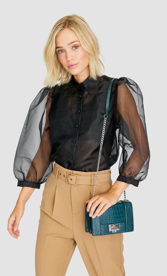 El efecto cocodrilo también llega a los bolsos más pequeños y la verdad es que esta versión en color turquesa  nos ha conquistado . Con cierre metálico y asa fina, su precio es de 15,99 euros.