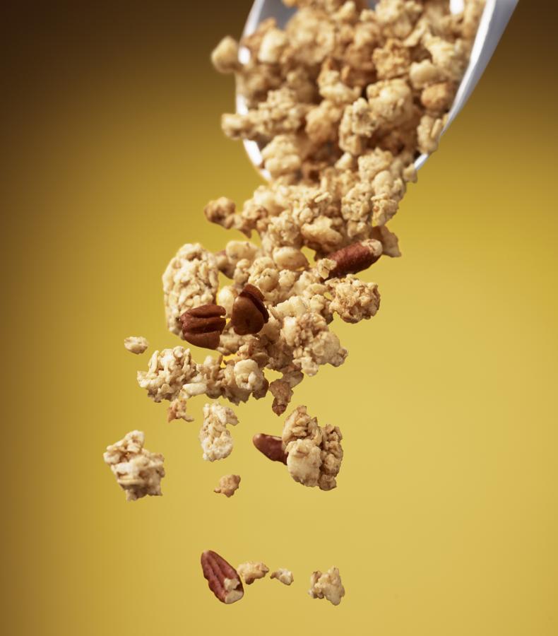 La granola es un alimento formado por nueces, copos de avena mezclados con miel y otros ingredientes naturales. Y aunque todos son alimentos sanos, juntos son altamente calóricos. La cantidad adecuada para consuirlo es ¼ de taza de repostería. 100 gramos aporta 471 calorías.