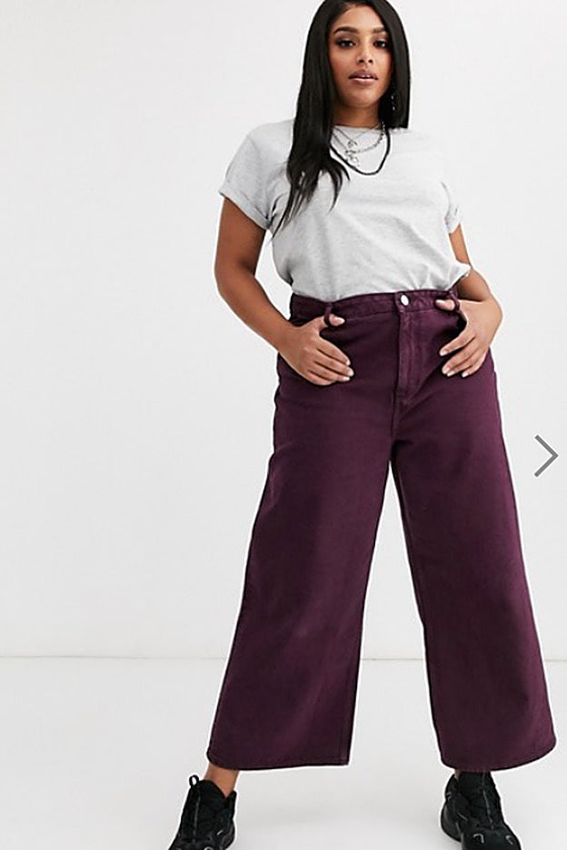 Pantalones color berenjena de Asos Design Curve, con la pernera ancha.