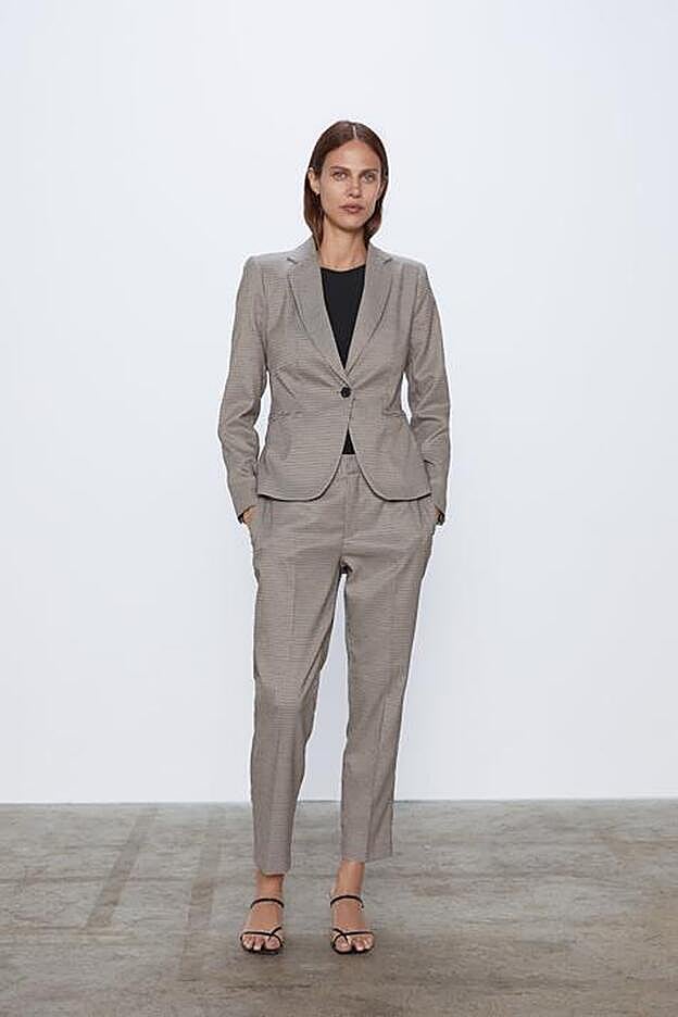 Blazer y pantalón a juego con estampado de pata de gallo, de Zara, para copiar el look de la protagonista de "Succession".