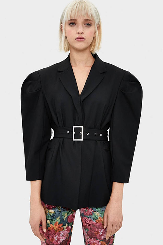 Un look de diez: leggings de terciopelo y blazer con cinturón, de Bershka.