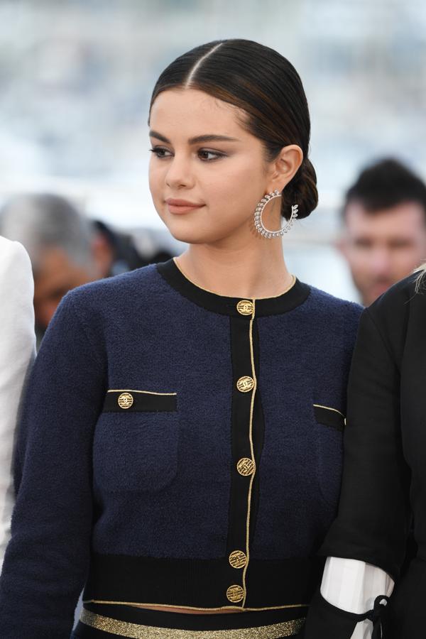 ¿Raya en el centro y moño bajo? Este peinado es lo que llamamos la expresión del buen gusto. Es apto para melenas cortas y sienta de maravilla. ¿La prueba? Este lookazo de Selena Gómez.