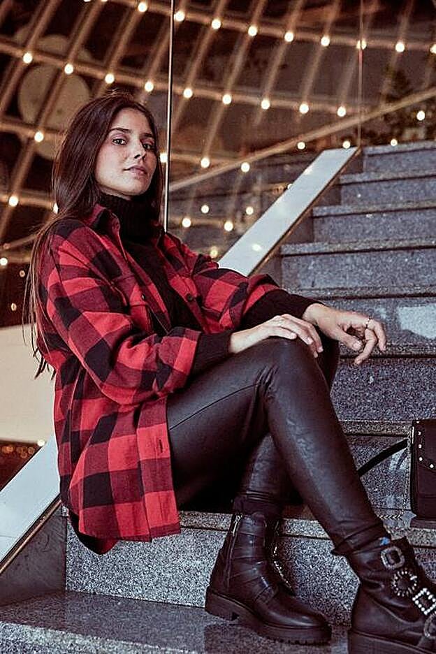 María G. de Jaime con la sobrecamisa de cuadros de Stradivarius.