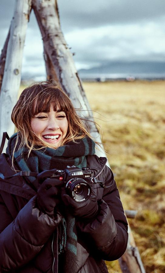 Cuando hemos visto a  Aitana  con ella nos hemos enamorado aún más de esta bufanda doble con flecos en tonos verdes y negros. Con un precio de 12,99 euros, este estampado de cuadros ideal para la temporada ya está en las tiendas de Stradivarius.