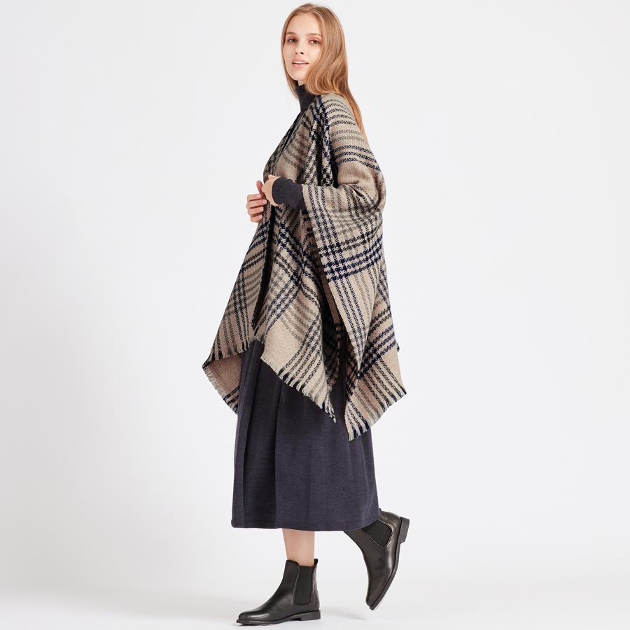 Y hablando de bufandas inacabables, Uniqlo apuesta este invierno por una maxi bufanda, a la que bien podríamos llamar poncho. Bien enrollada se convierte en una reconfortante bufanda que, en cuatro versiones, se adapta a las tendencias de la temporada, ya sea a base de cuadros o de rayas. Cuesta 19,90 euros.